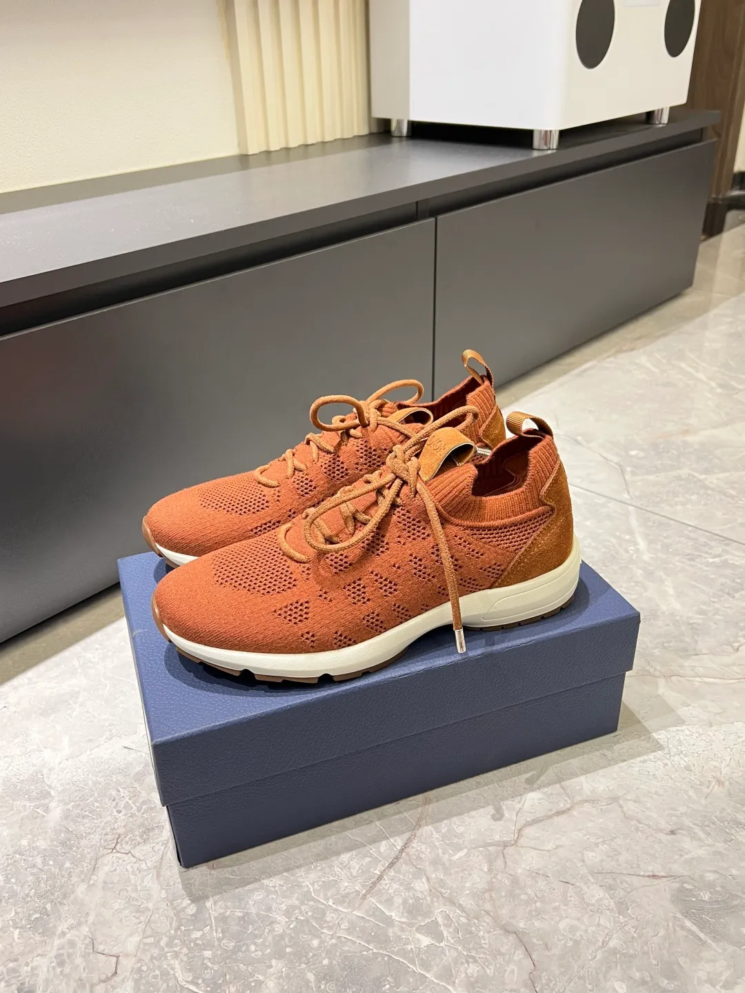 p380 Dior B80 sneakers are a new product of Dior men's series, focusing on comfort and fashion. The upper is made of breathable mesh + fabric splicing, which is lightweight and fits the shape of the foot, making it super comfortable for daily wear. The sole is made of rubber, which has great grip and wear resistance, and is suitable for commuting or light sports. The overall style is simple, the gray tone is versatile, and the shoelaces are adjustable for a more stable fit. Designed by Kim Jones, it is both practical and trendy. It is one of the new hot items in early spring①. size: 38-45 (45 customized)